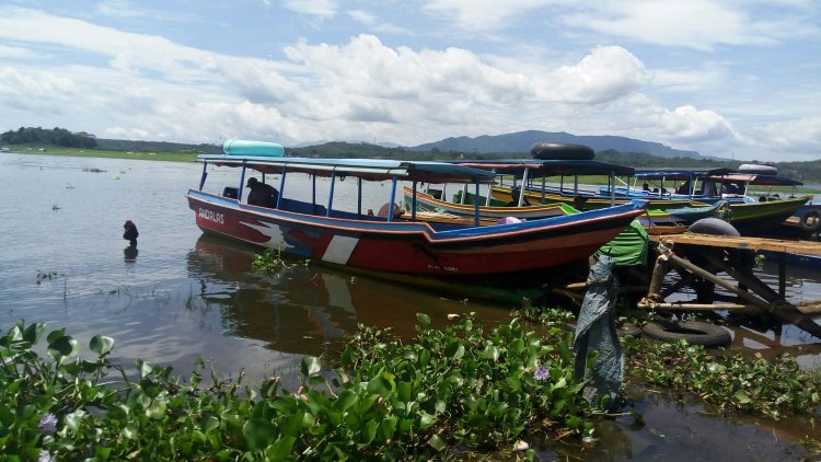 Deretan perahu yang siap mengantarkan wisatawan ke tengah Danau